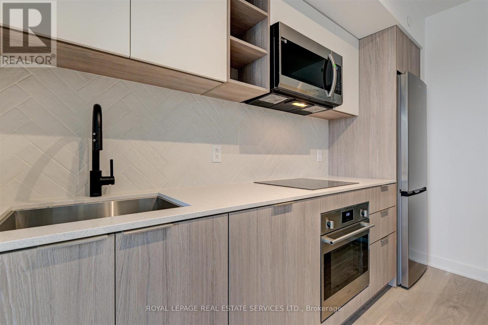 #523 - 36 Zorra Street, Toronto, ON - Indoor Photo Showing Kitchen