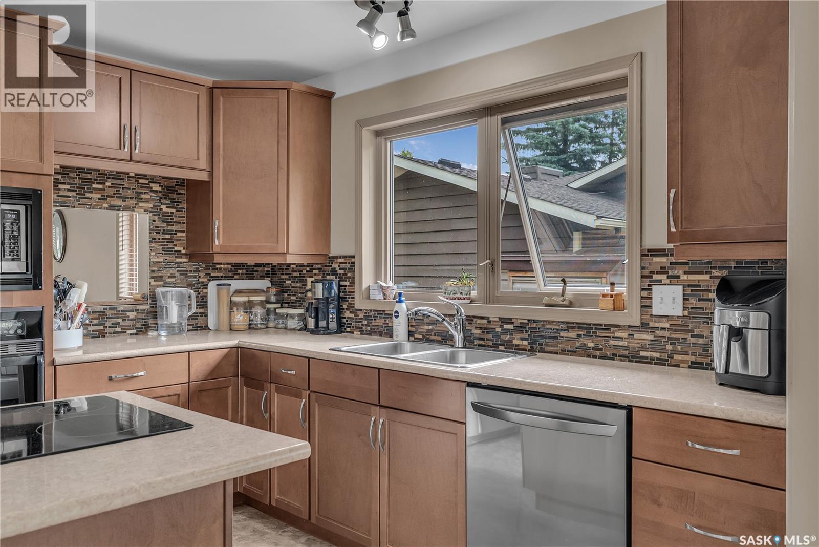 231 Benesh Crescent, Saskatoon, SK - Indoor Photo Showing Kitchen With Double Sink