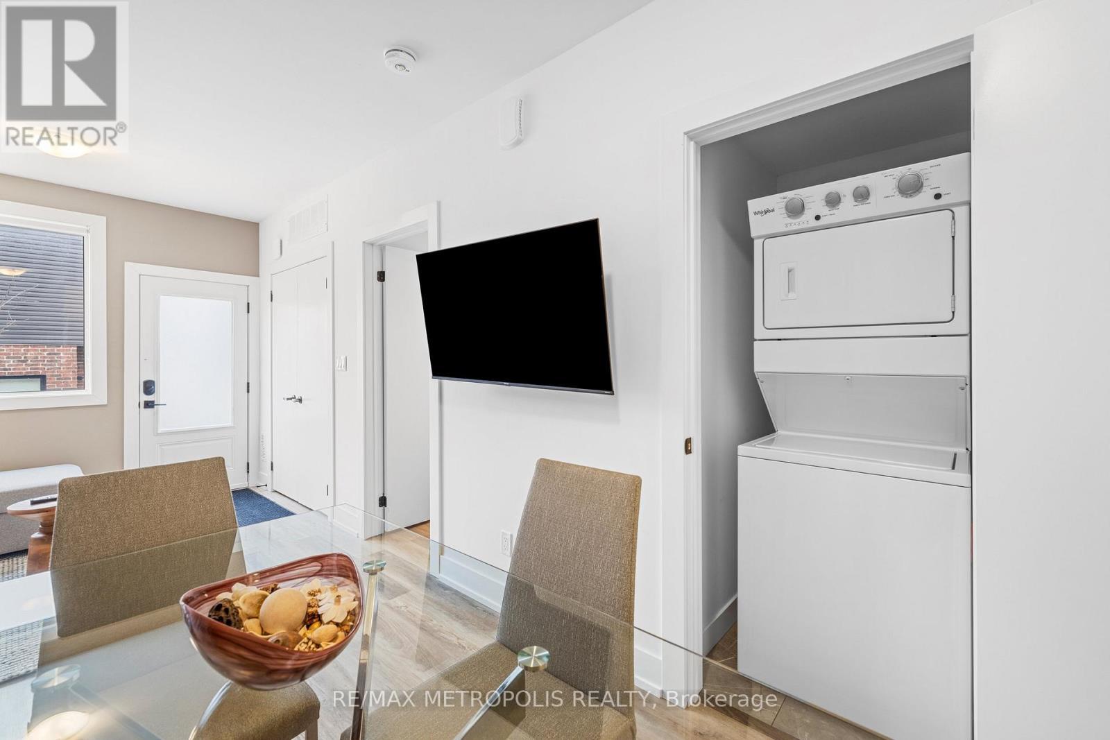 Unit B - 449 Lansdowne Avenue, Toronto, ON - Indoor Photo Showing Laundry Room