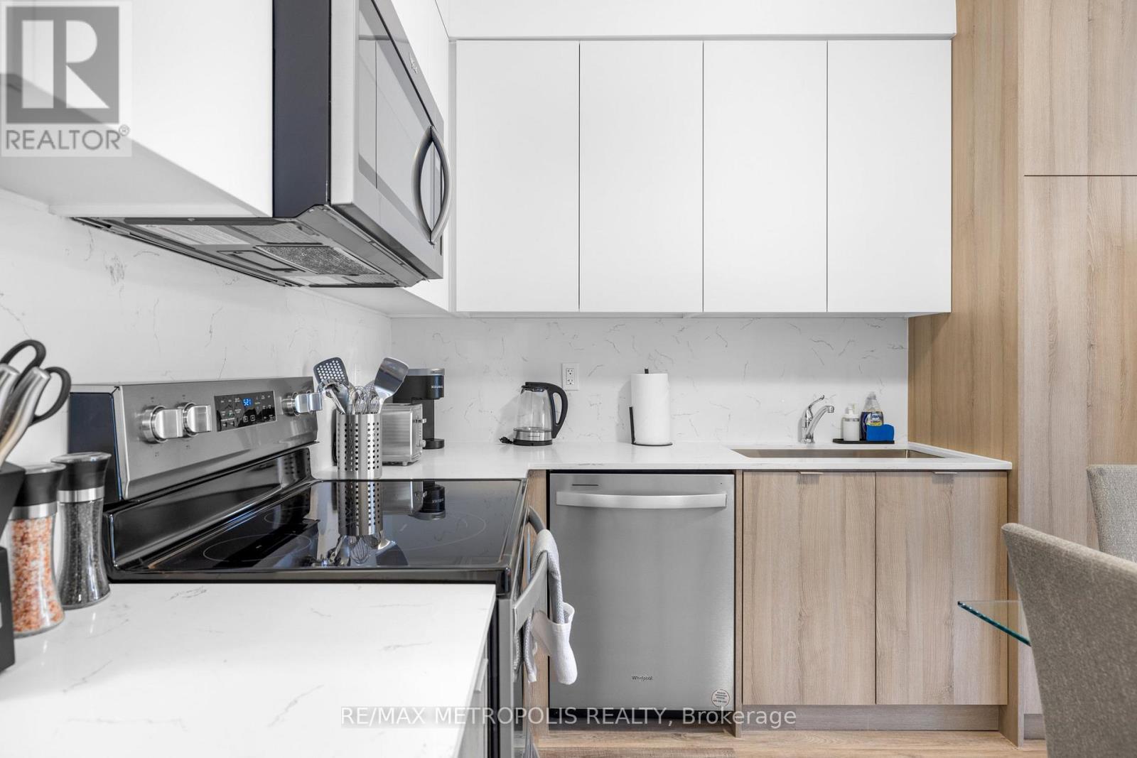 Unit B - 449 Lansdowne Avenue, Toronto, ON - Indoor Photo Showing Kitchen