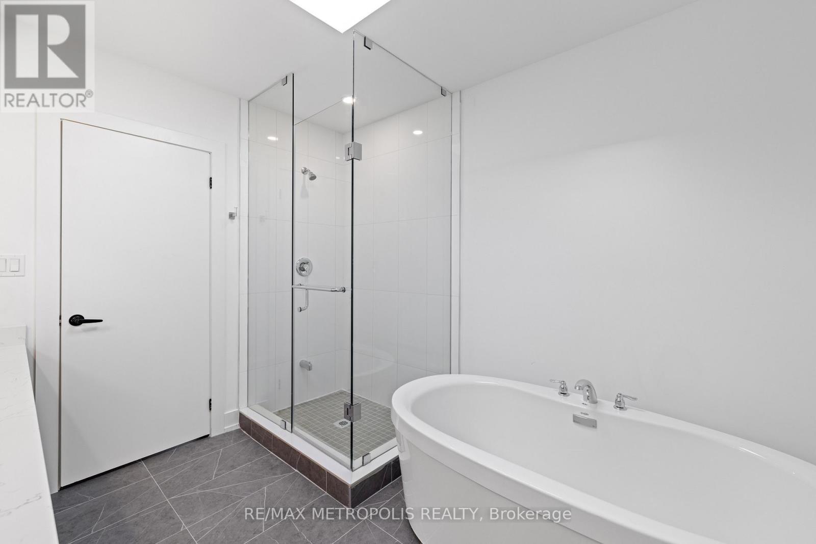 Unit A - 449 Lansdowne Avenue, Toronto, ON - Indoor Photo Showing Bathroom