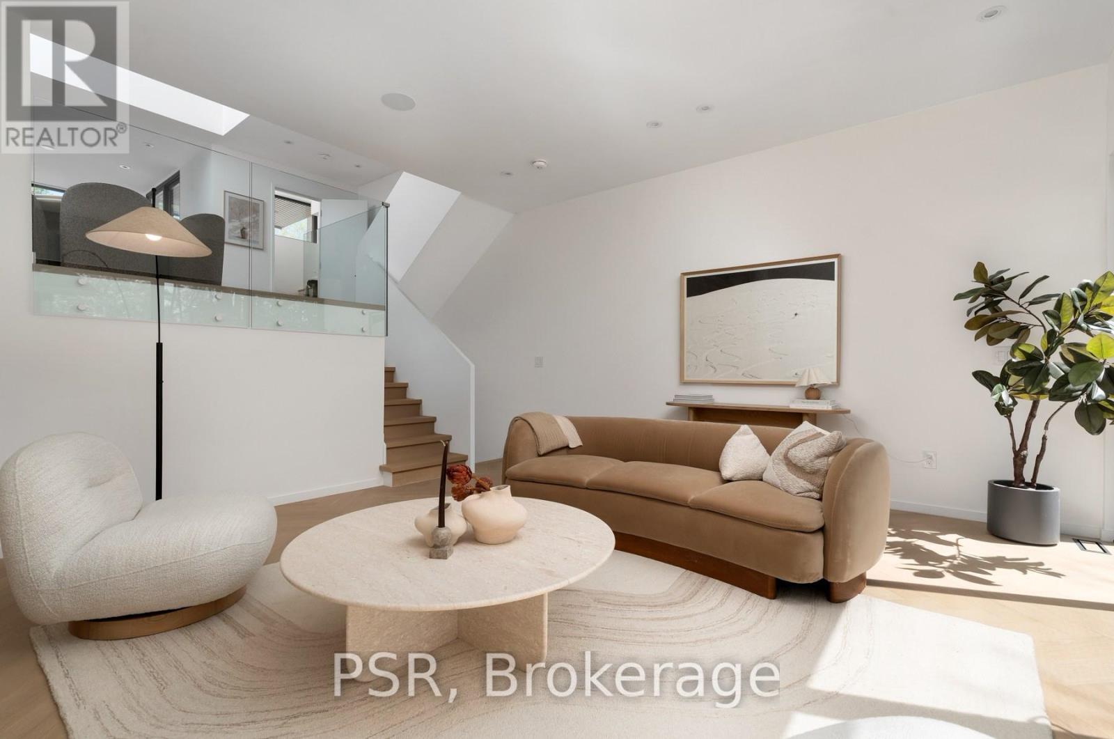 538 Duplex Avenue, Toronto, ON - Indoor Photo Showing Living Room