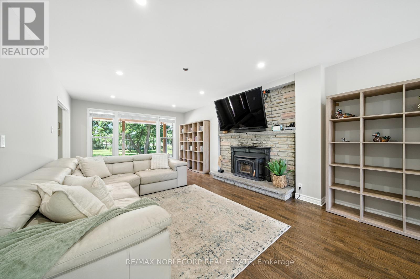 2037 15Th Side Road, New Tecumseth, ON - Indoor Photo Showing Living Room With Fireplace