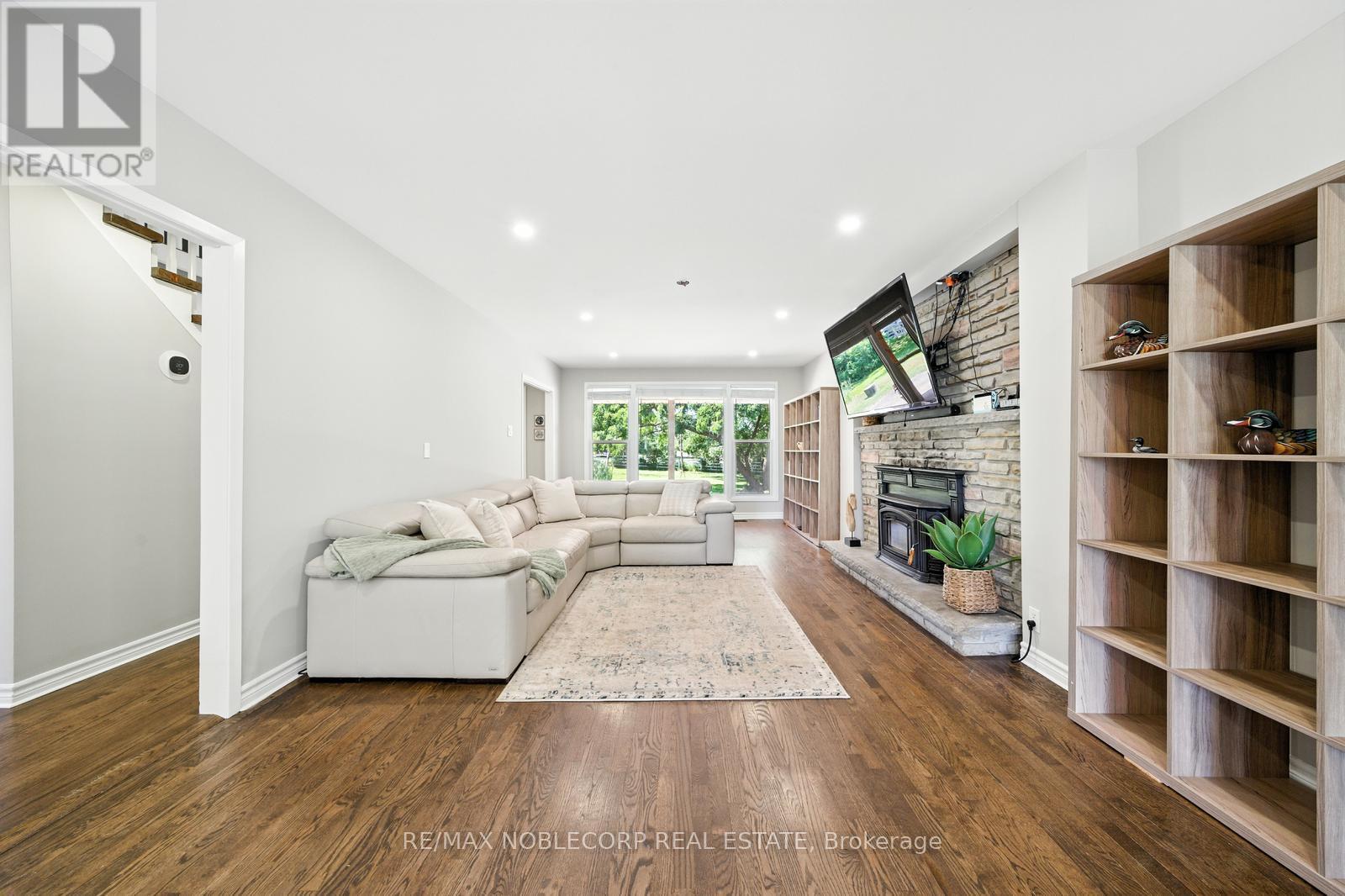 2037 15Th Side Road, New Tecumseth, ON - Indoor Photo Showing Living Room With Fireplace