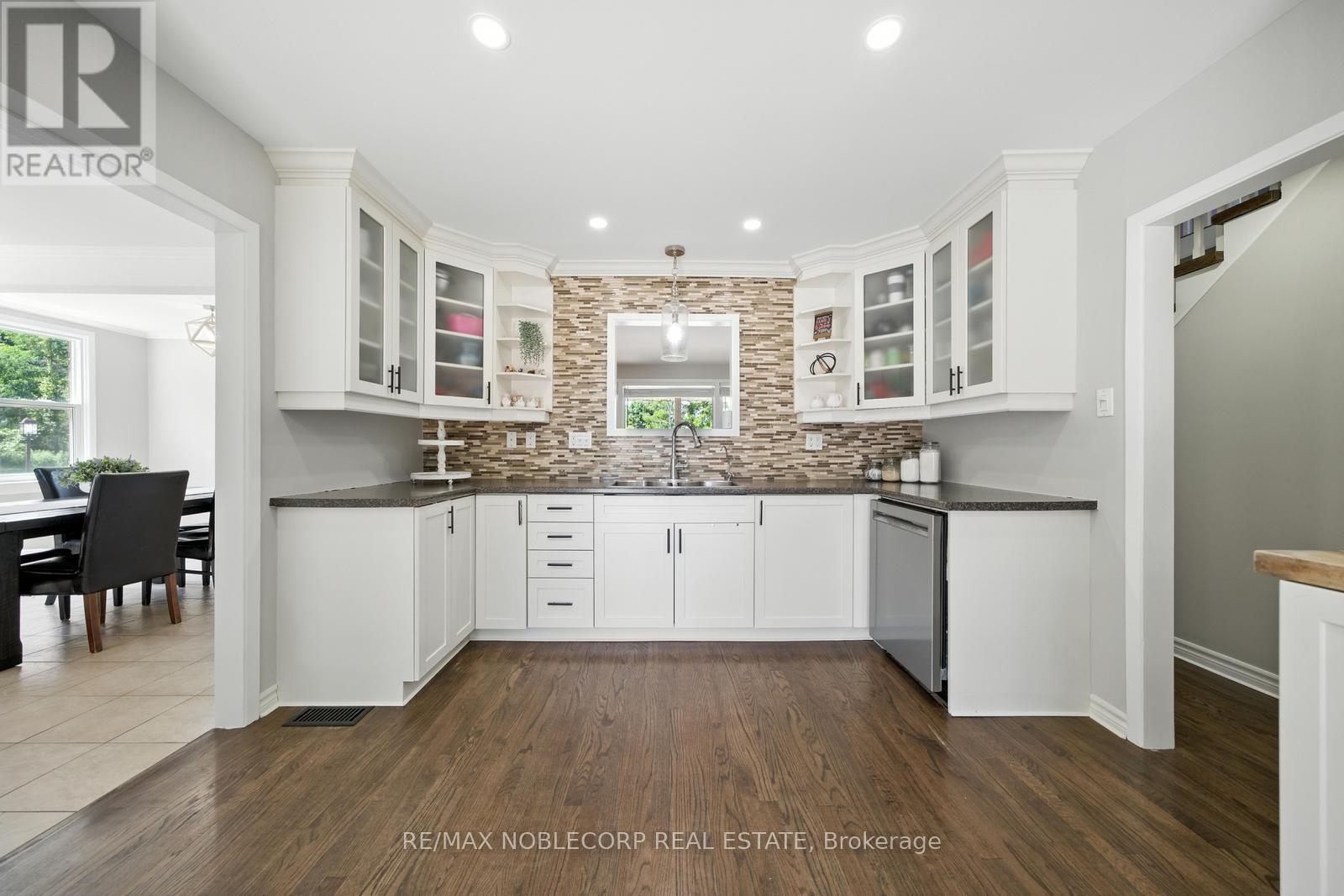 2037 15Th Side Road, New Tecumseth, ON - Indoor Photo Showing Kitchen With Upgraded Kitchen