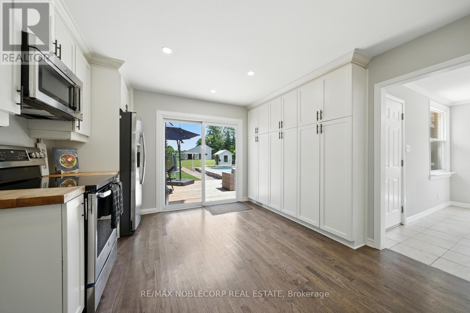 2037 15Th Side Road, New Tecumseth, ON - Indoor Photo Showing Kitchen