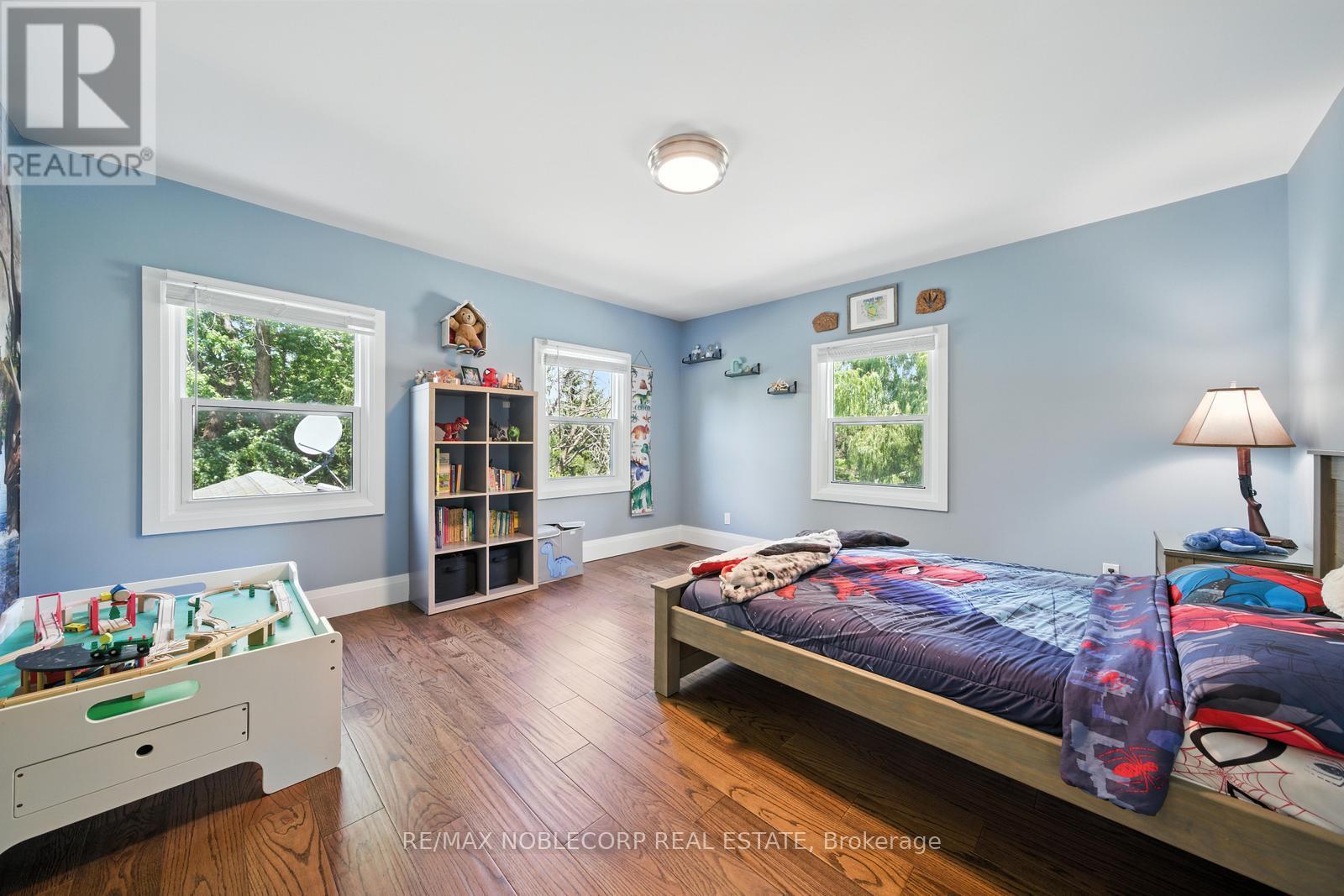 2037 15Th Side Road, New Tecumseth, ON - Indoor Photo Showing Bedroom