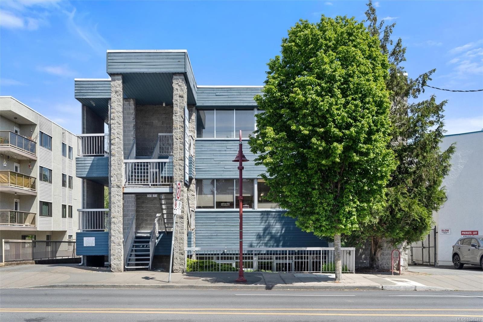 #2-2727 Quadra St, Victoria, BC