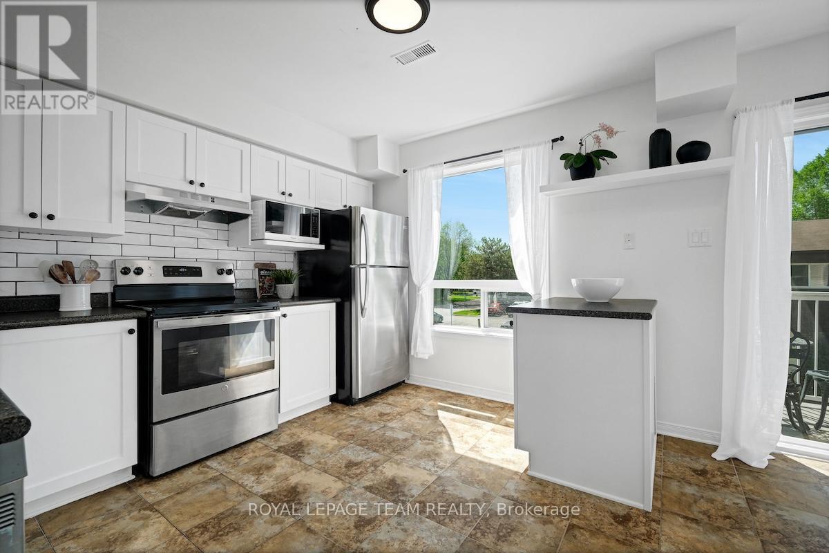 320 Wiffen Private, Ottawa, ON - Indoor Photo Showing Kitchen