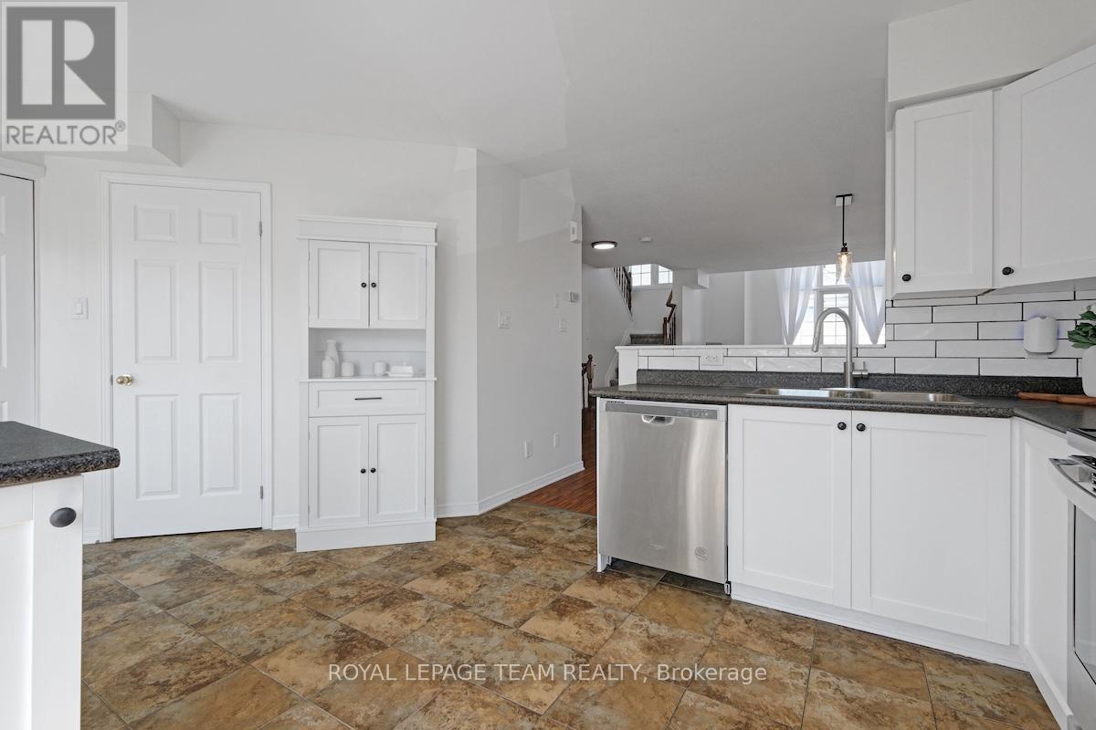 320 Wiffen Private, Ottawa, ON - Indoor Photo Showing Kitchen