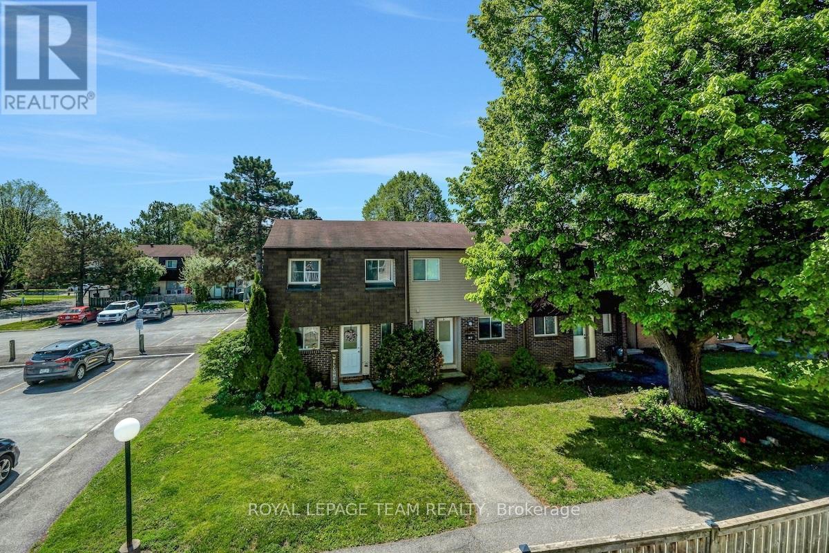 320 Wiffen Private, Ottawa, ON - Outdoor With Facade