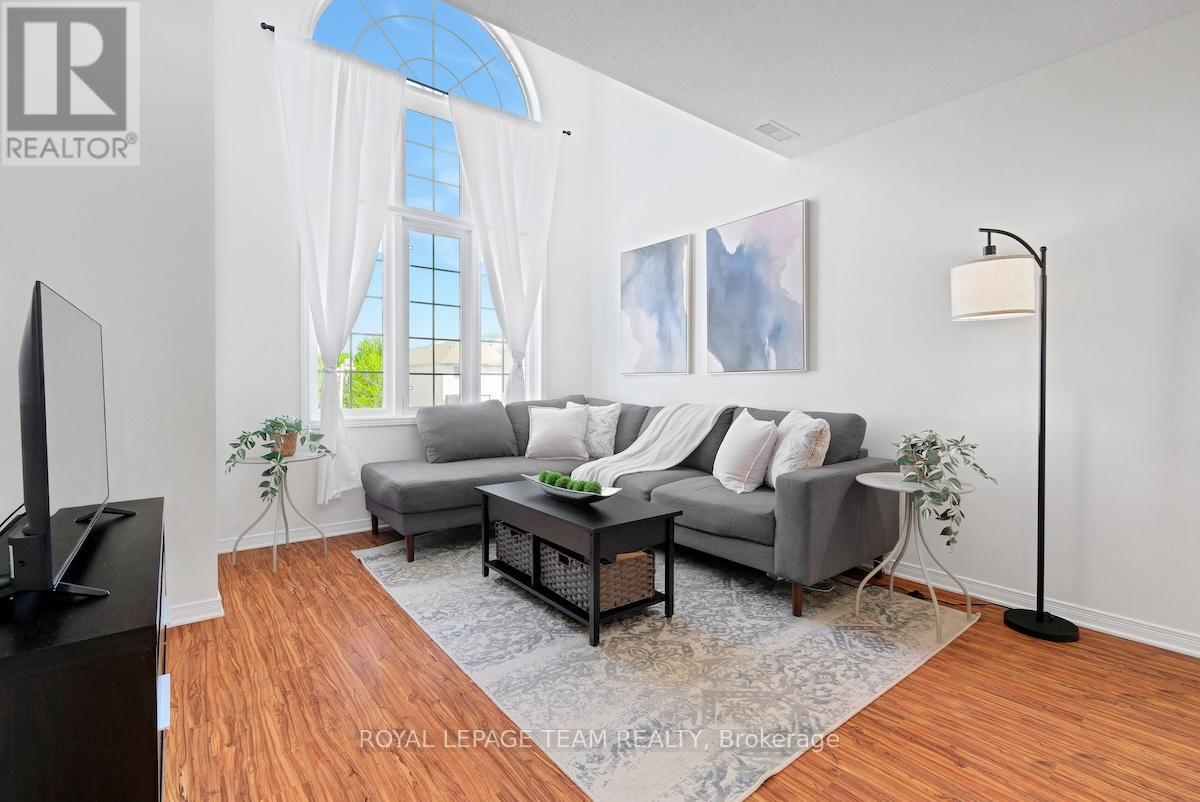 320 Wiffen Private, Ottawa, ON - Indoor Photo Showing Living Room