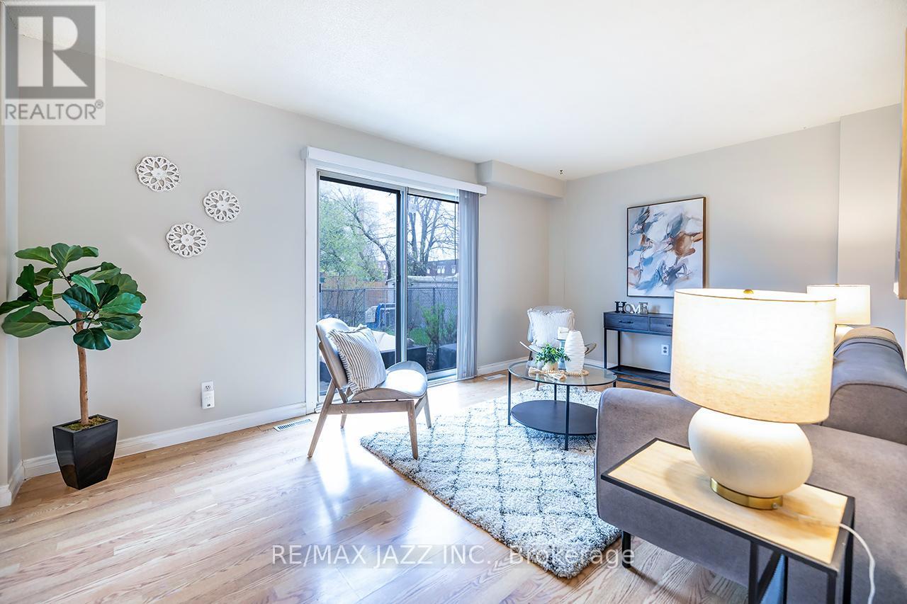 1347 Mary Street N, Oshawa (Samac), ON - Indoor Photo Showing Living Room