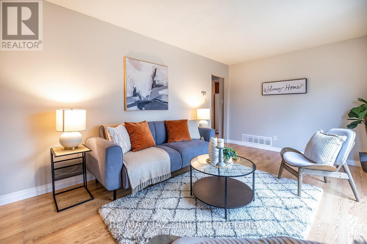 1347 Mary Street N, Oshawa (Samac), ON - Indoor Photo Showing Living Room