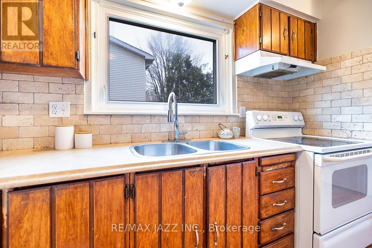 1347 Mary Street N, Oshawa (Samac), ON - Indoor Photo Showing Kitchen With Double Sink