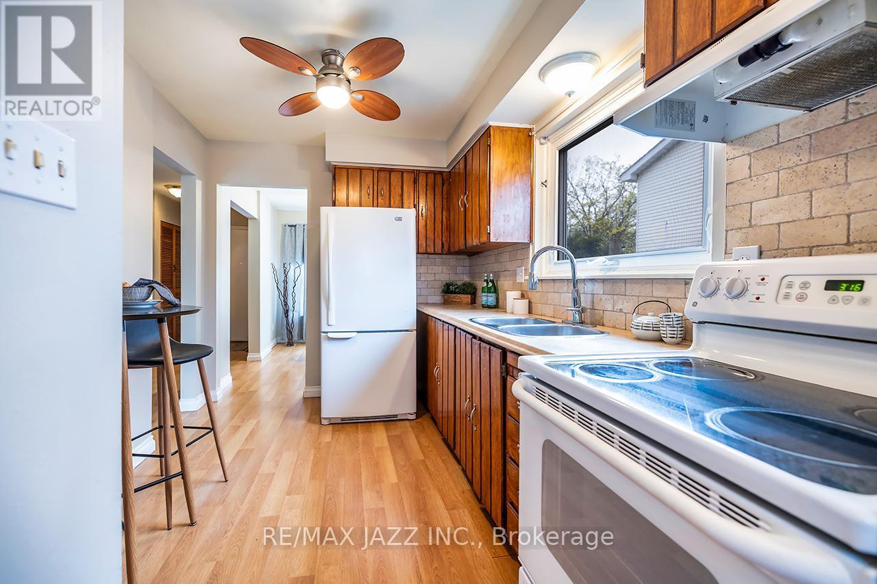 1347 Mary Street N, Oshawa (Samac), ON - Indoor Photo Showing Kitchen With Double Sink