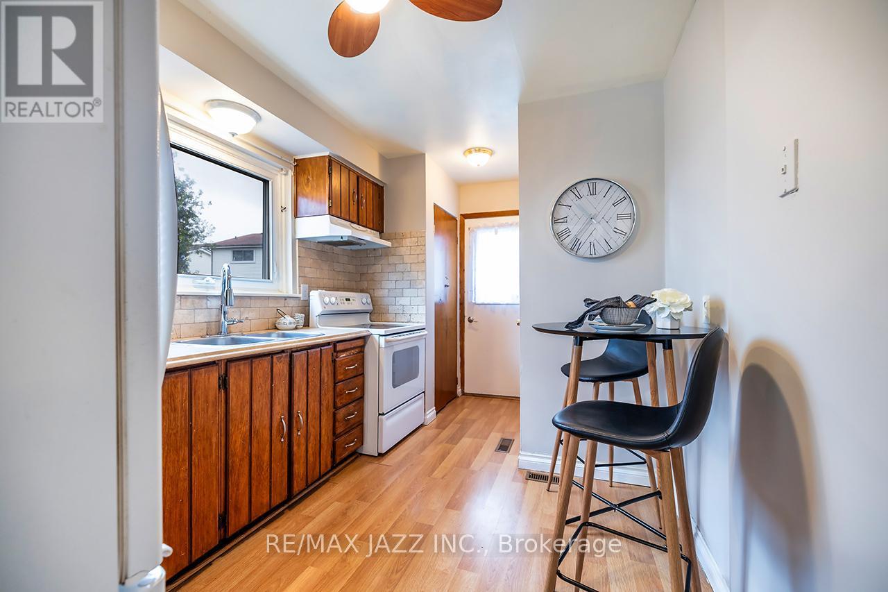 1347 Mary Street N, Oshawa (Samac), ON - Indoor Photo Showing Kitchen With Double Sink