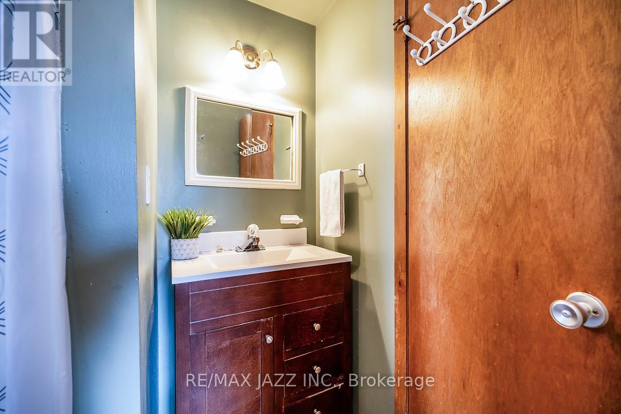 1347 Mary Street N, Oshawa (Samac), ON - Indoor Photo Showing Bathroom