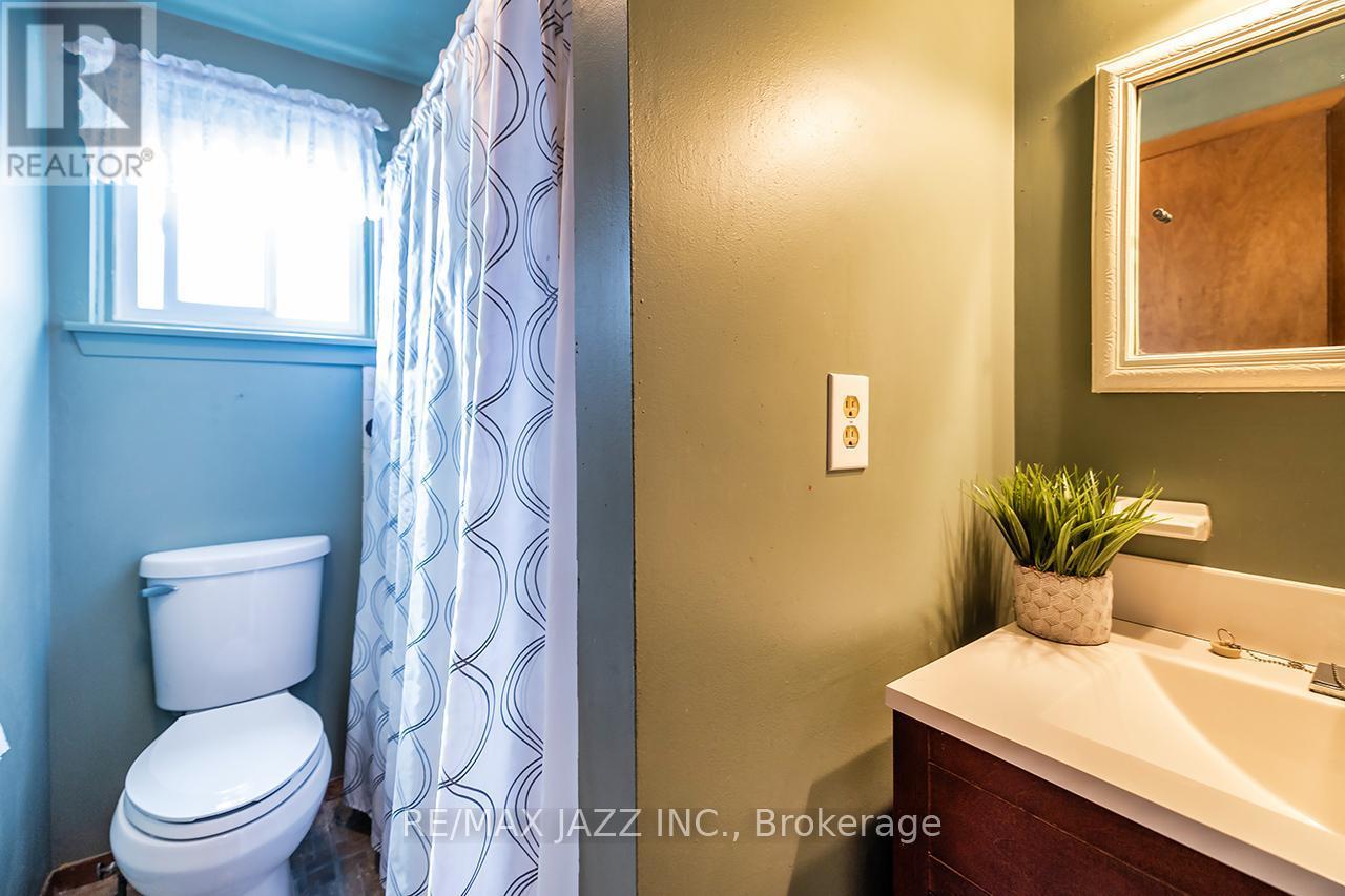 1347 Mary Street N, Oshawa (Samac), ON - Indoor Photo Showing Bathroom