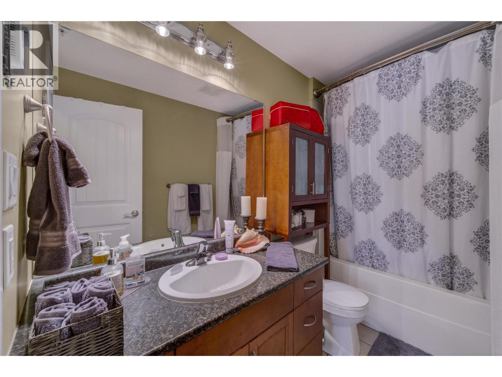 240 Wade Avenue W Avenue Unit# 305, Penticton, BC - Indoor Photo Showing Bathroom