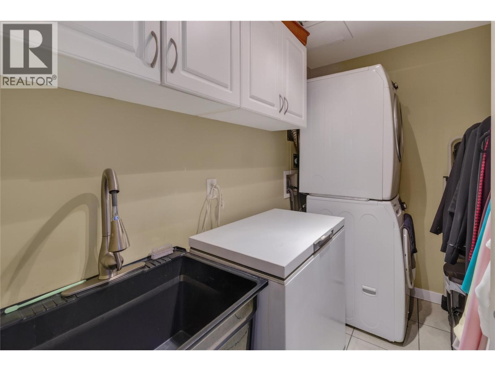 240 Wade Avenue W Avenue Unit# 305, Penticton, BC - Indoor Photo Showing Laundry Room