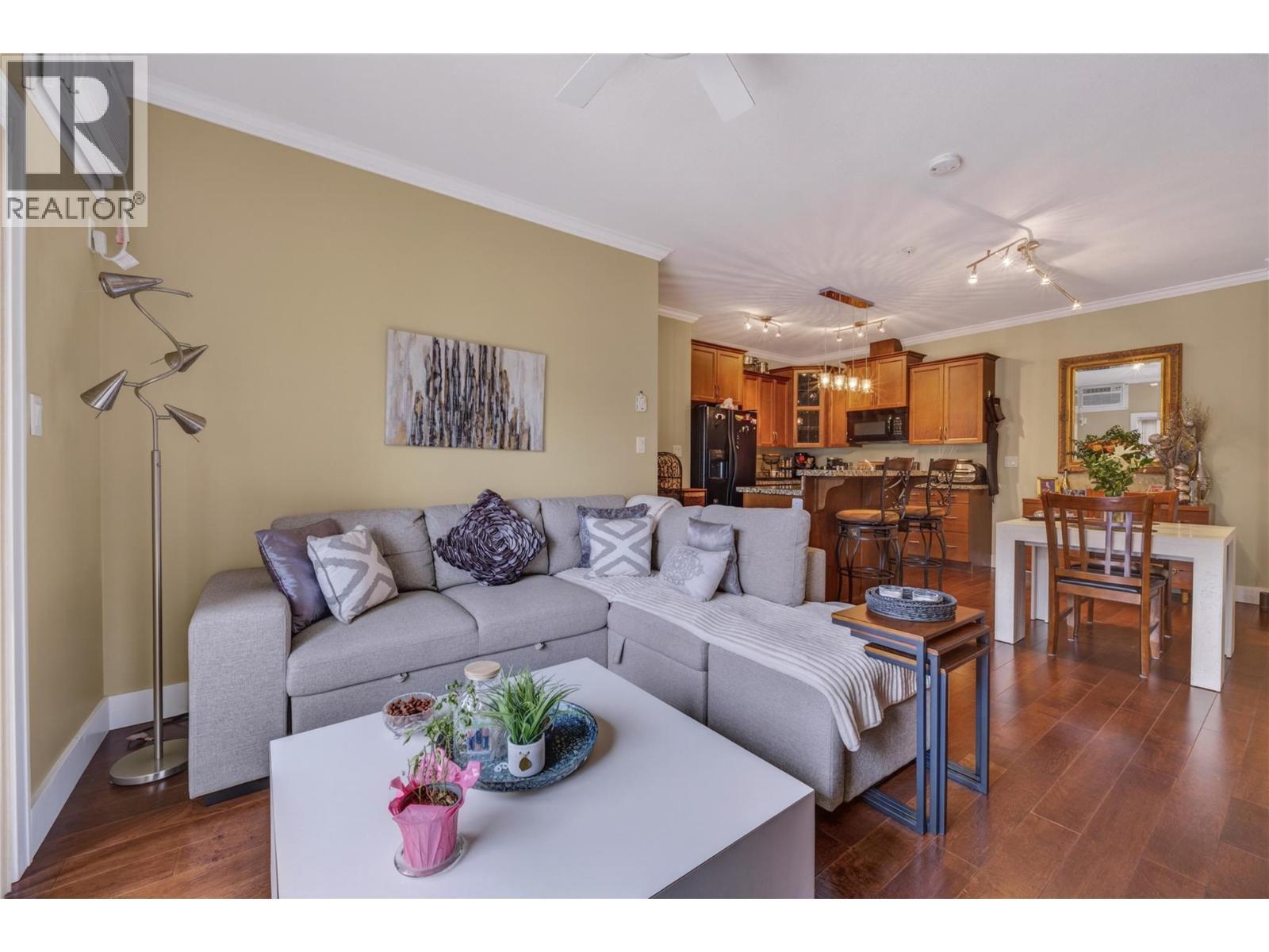 240 Wade Avenue W Avenue Unit# 305, Penticton, BC - Indoor Photo Showing Living Room