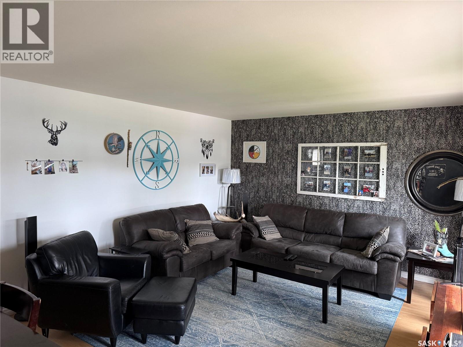 936 Wallace Street, Regina, SK - Indoor Photo Showing Living Room