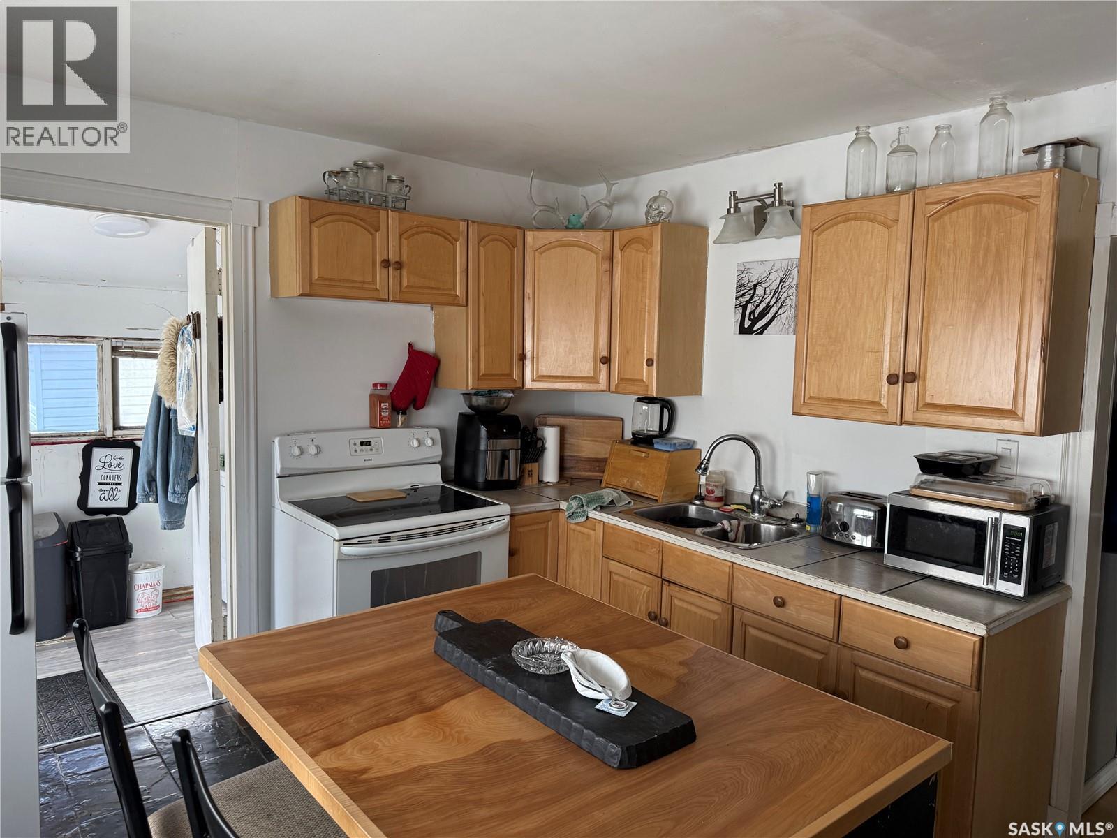 936 Wallace Street, Regina, SK - Indoor Photo Showing Kitchen With Double Sink