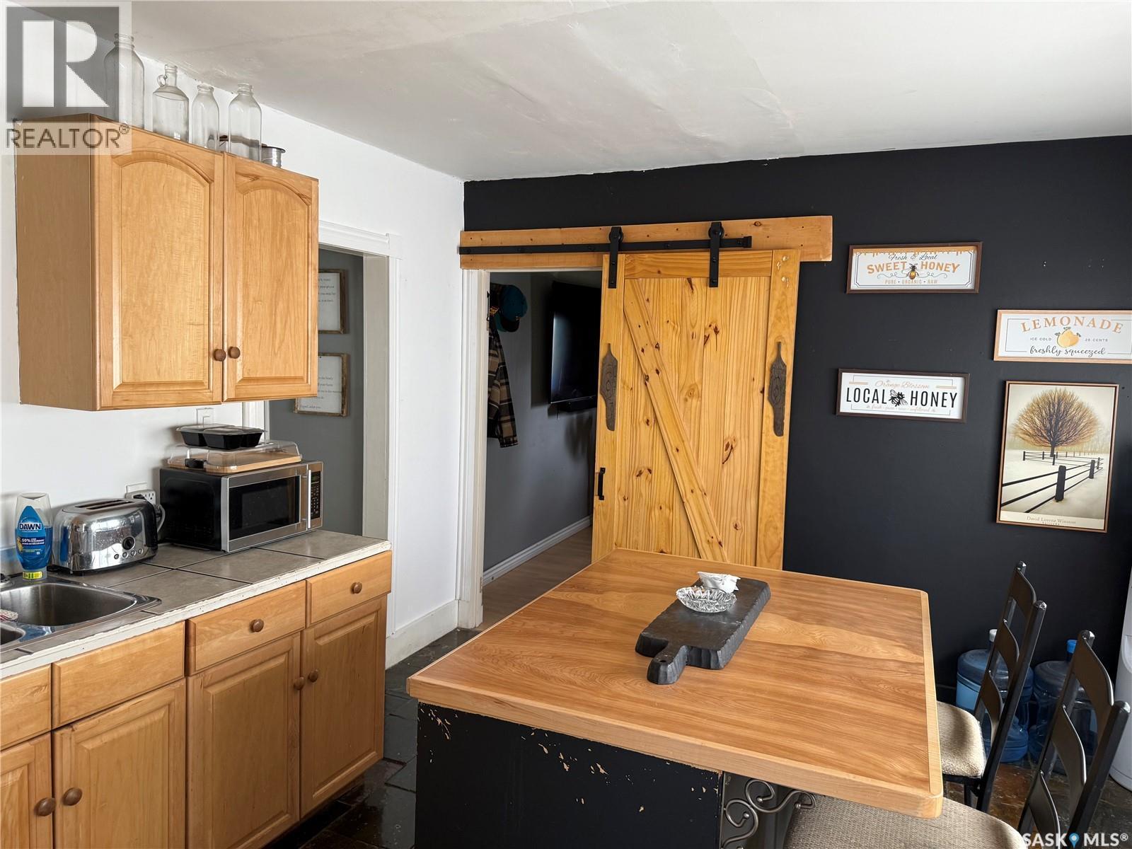 936 Wallace Street, Regina, SK - Indoor Photo Showing Kitchen