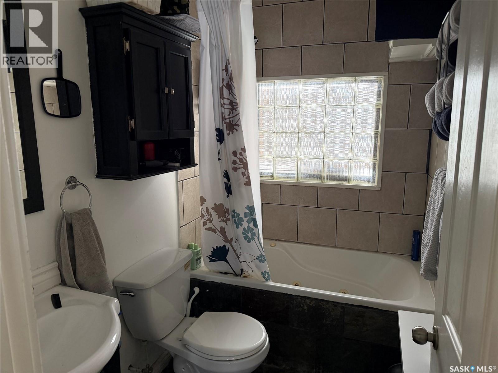 936 Wallace Street, Regina, SK - Indoor Photo Showing Bathroom