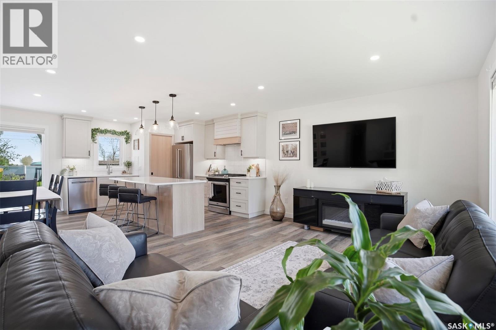 112 8Th Avenue E, Watrous, SK - Indoor Photo Showing Living Room