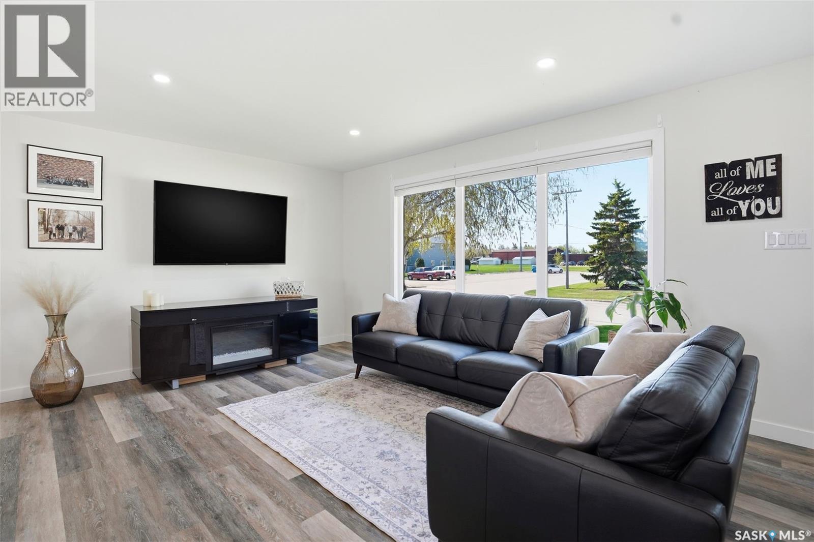112 8Th Avenue E, Watrous, SK - Indoor Photo Showing Living Room