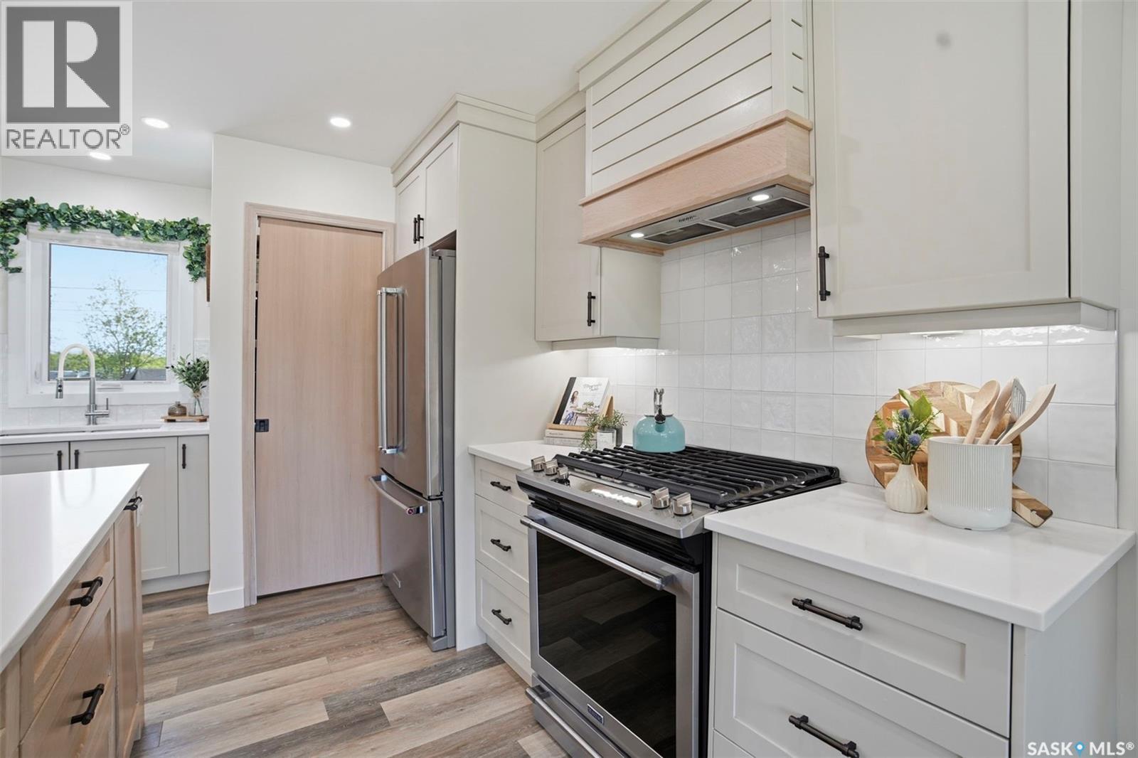 112 8Th Avenue E, Watrous, SK - Indoor Photo Showing Kitchen With Upgraded Kitchen