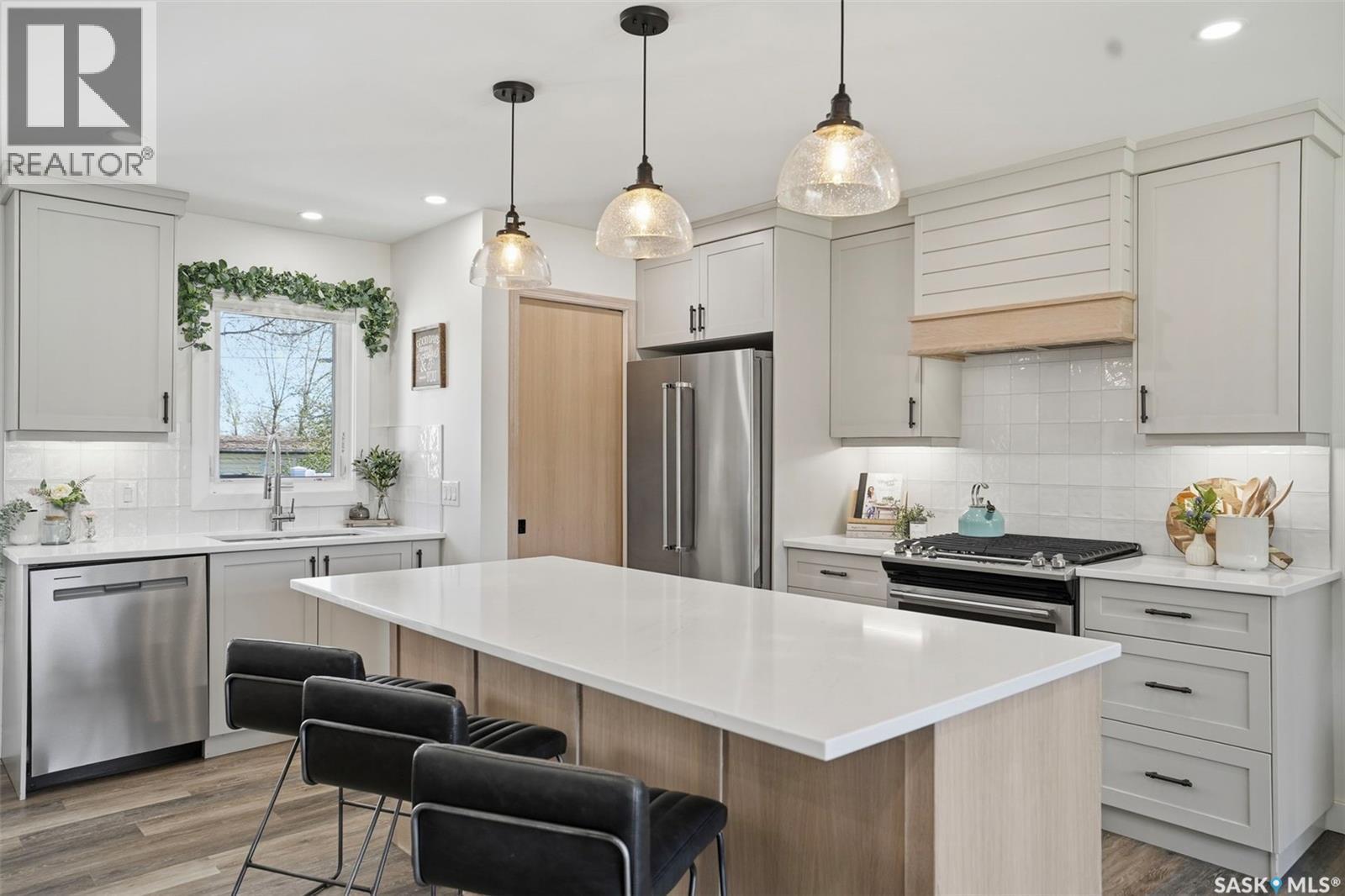 112 8Th Avenue E, Watrous, SK - Indoor Photo Showing Kitchen With Upgraded Kitchen