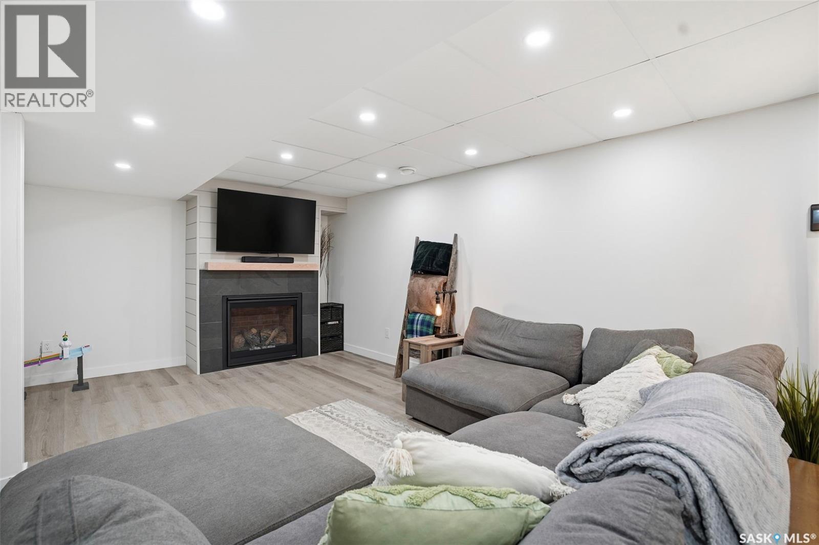 112 8Th Avenue E, Watrous, SK - Indoor With Fireplace