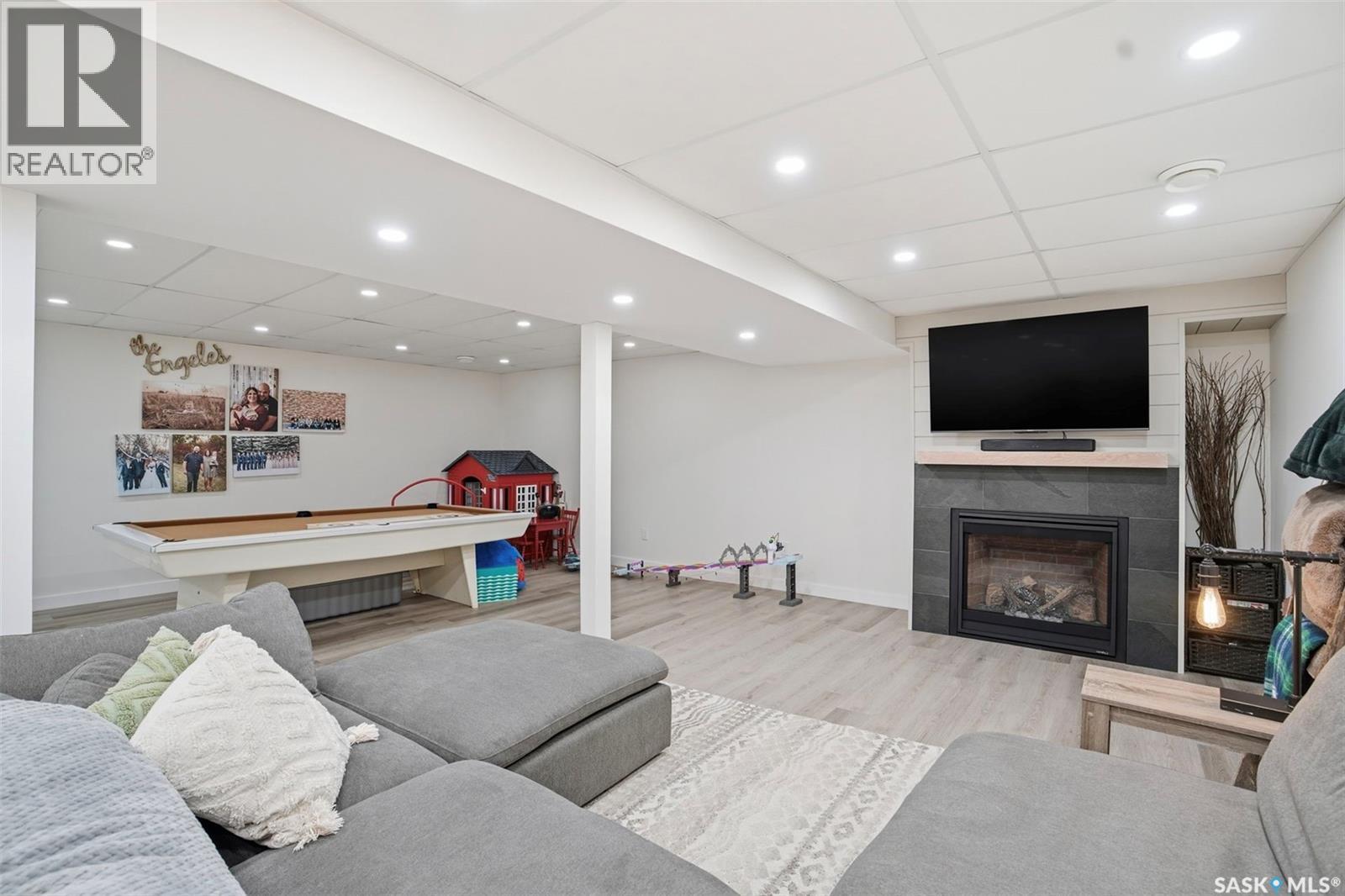 112 8Th Avenue E, Watrous, SK - Indoor With Fireplace
