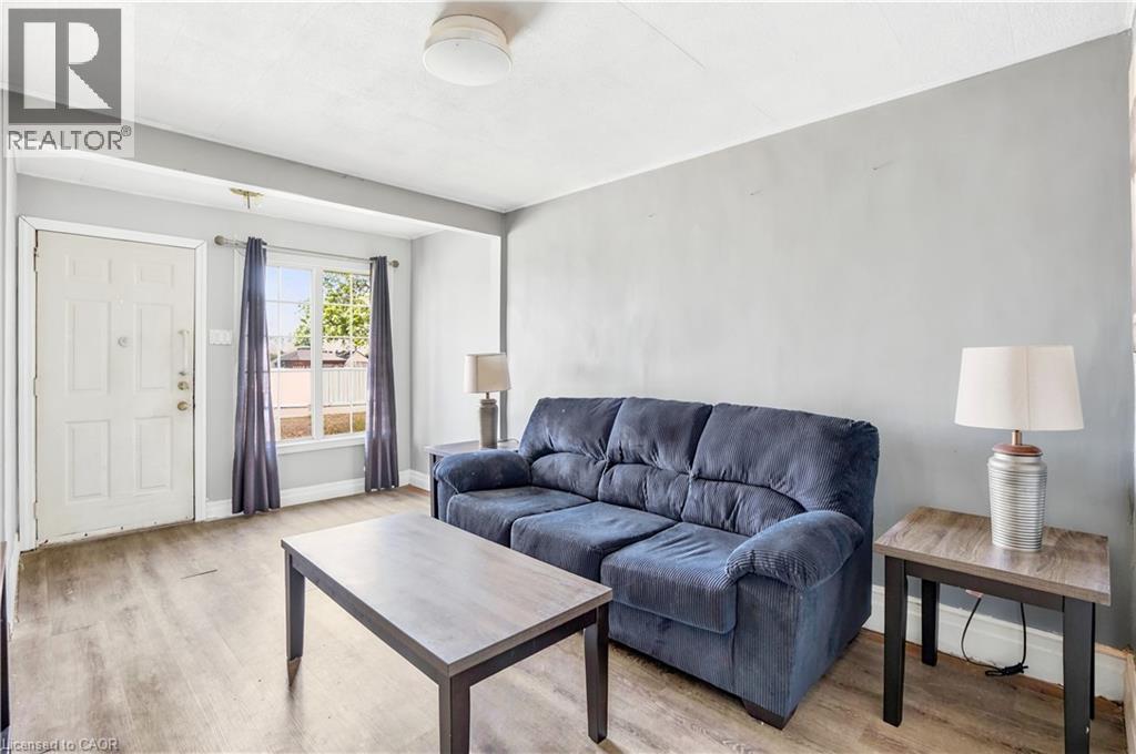 276 Roxborough Avenue, Hamilton, ON - Indoor Photo Showing Living Room