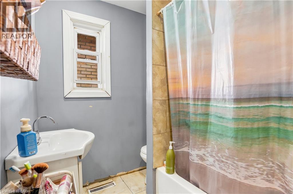 276 Roxborough Avenue, Hamilton, ON - Indoor Photo Showing Bathroom