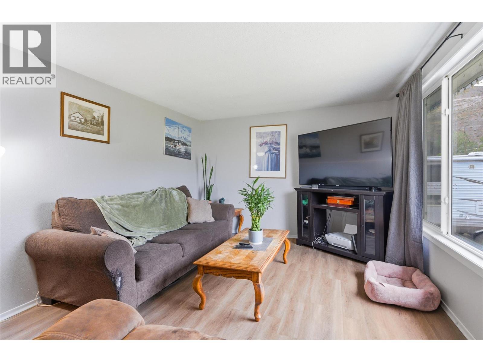 421 Tingley Street, Ashcroft, BC - Indoor Photo Showing Living Room