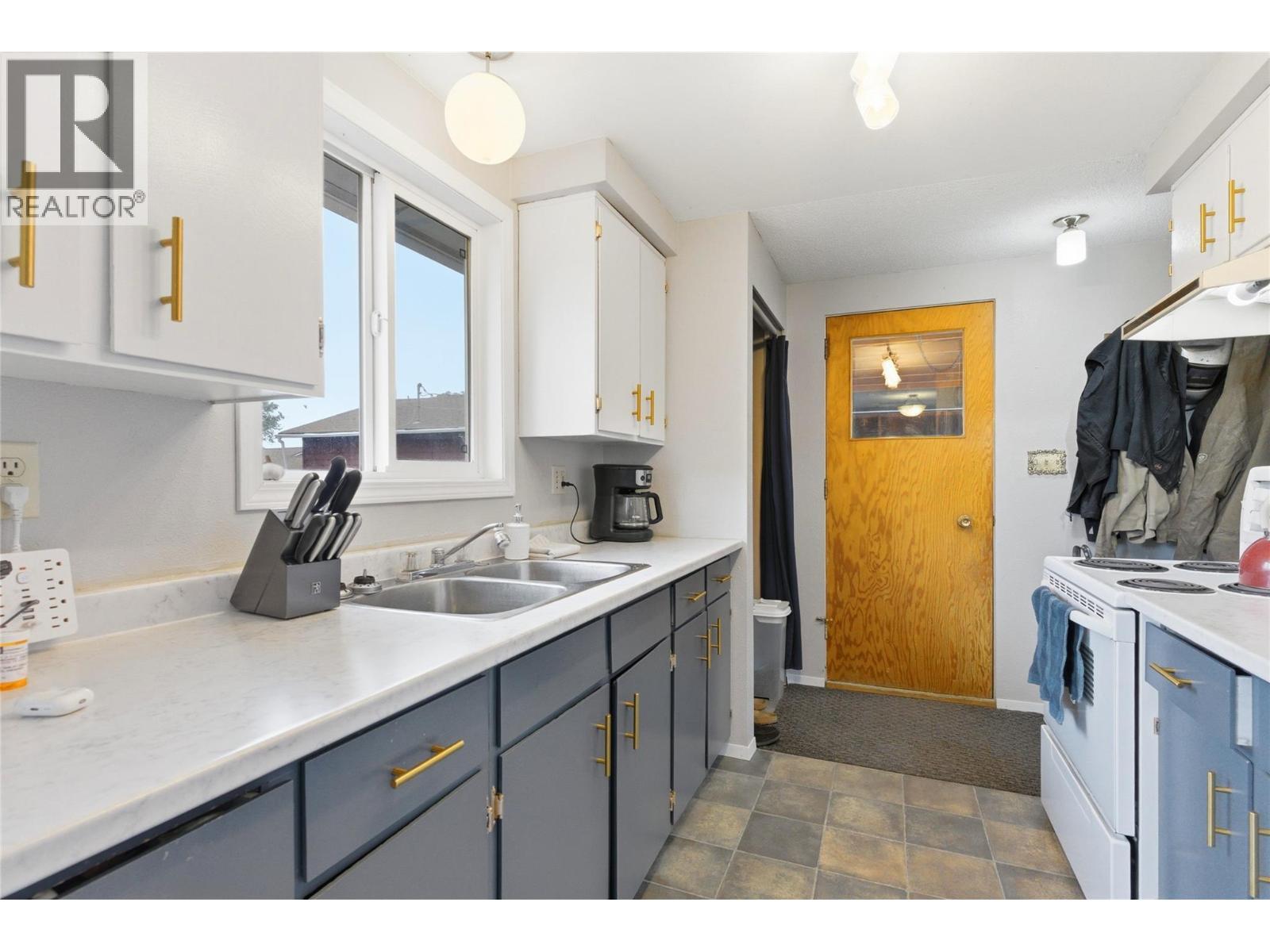 421 Tingley Street, Ashcroft, BC - Indoor Photo Showing Kitchen With Double Sink