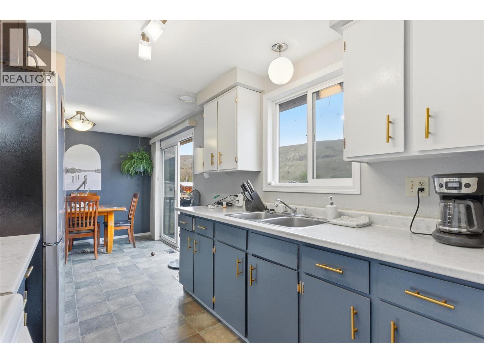 421 Tingley Street, Ashcroft, BC - Indoor Photo Showing Kitchen With Double Sink