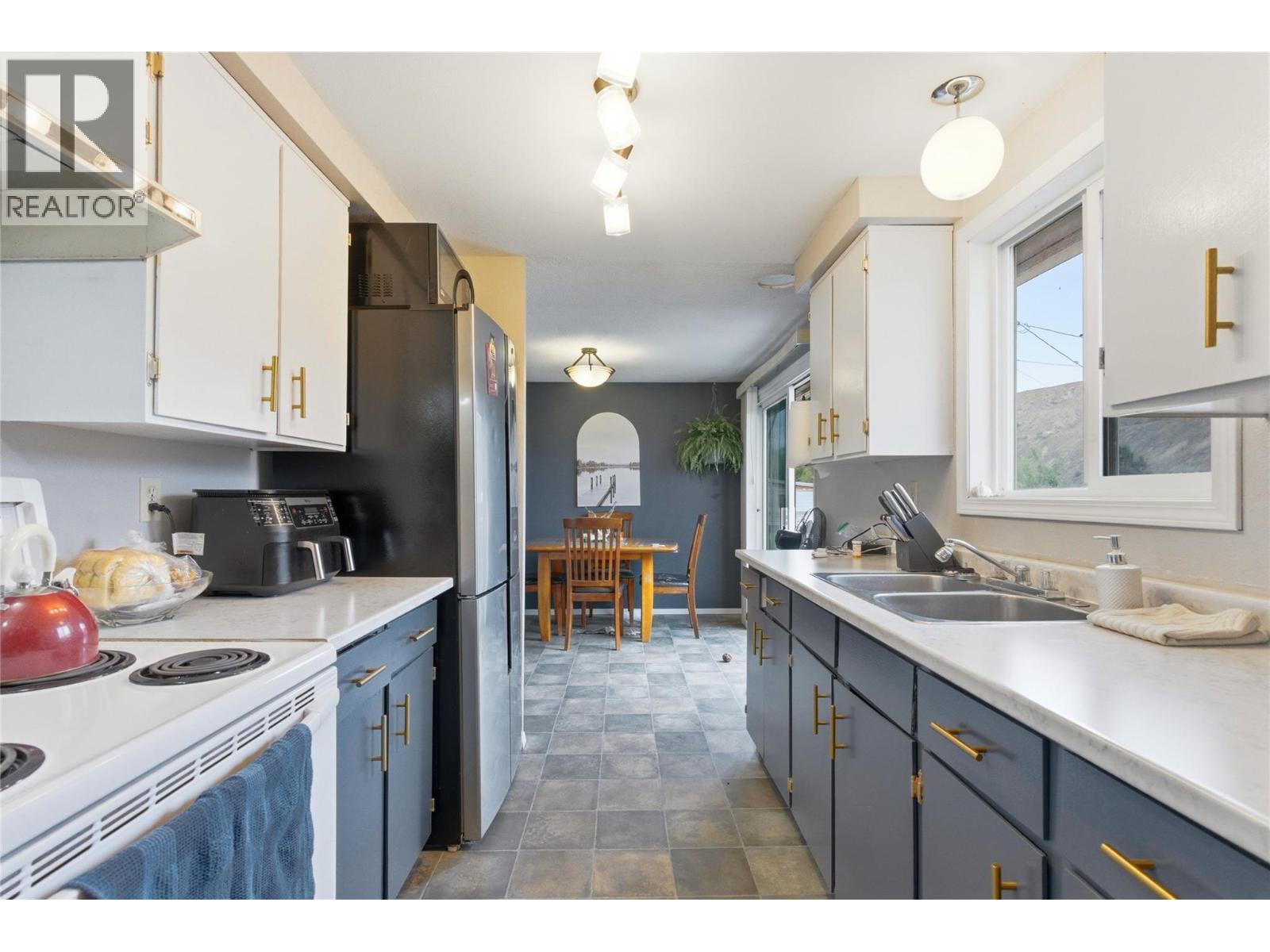 421 Tingley Street, Ashcroft, BC - Indoor Photo Showing Kitchen With Double Sink