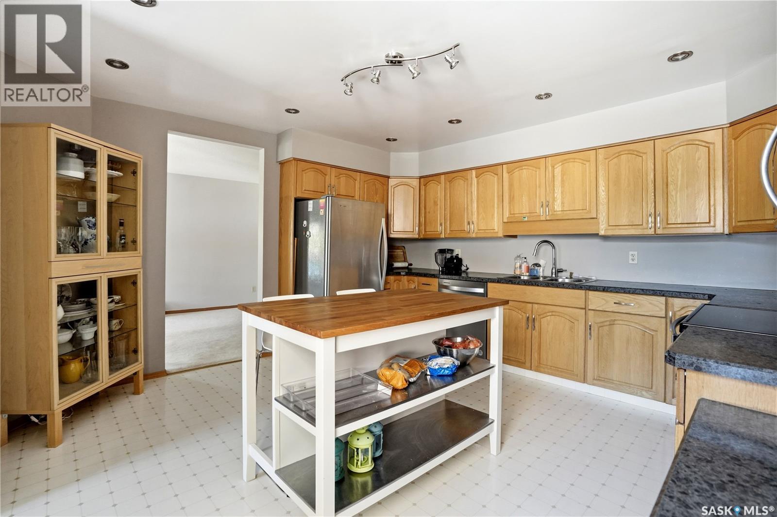 206 2315 Cornwall Street, Regina, SK - Indoor Photo Showing Kitchen With Double Sink