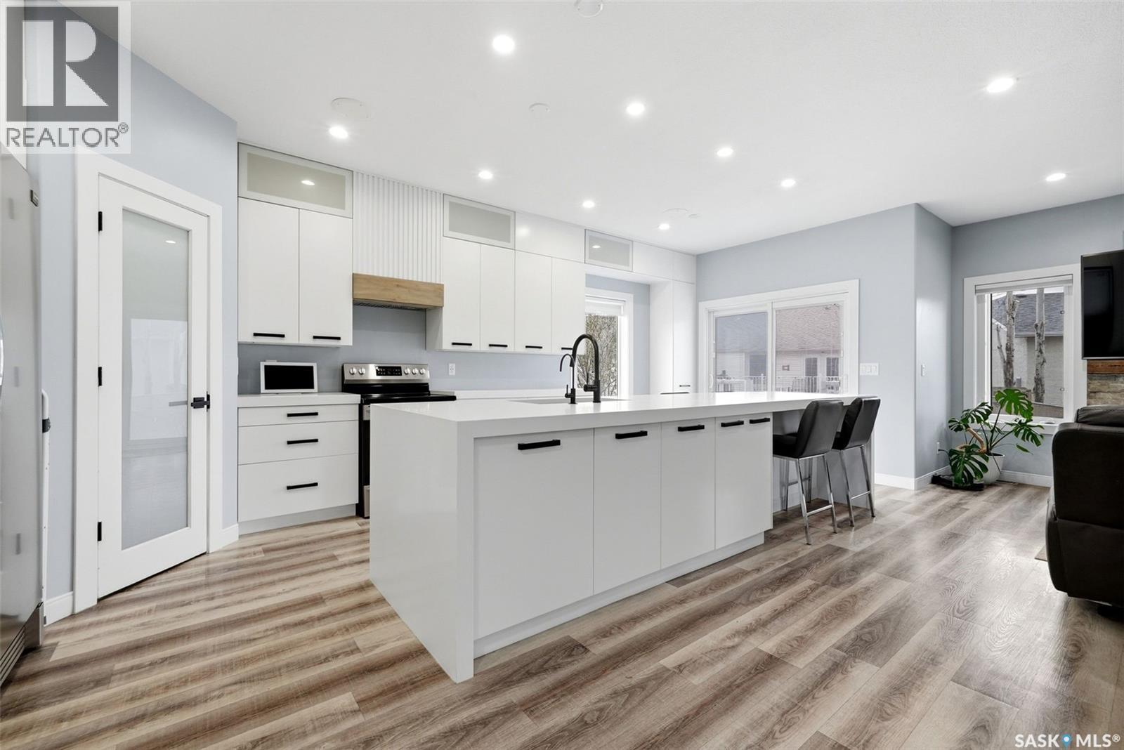 709 Aspen Crescent, Pilot Butte, SK - Indoor Photo Showing Kitchen With Upgraded Kitchen