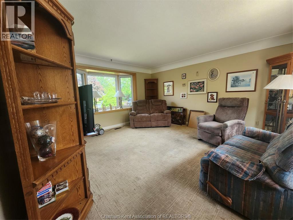 66 Devon Road, Chatham, ON - Indoor Photo Showing Living Room