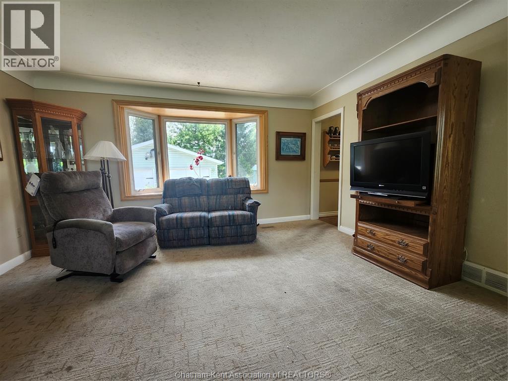 66 Devon Road, Chatham, ON - Indoor Photo Showing Living Room
