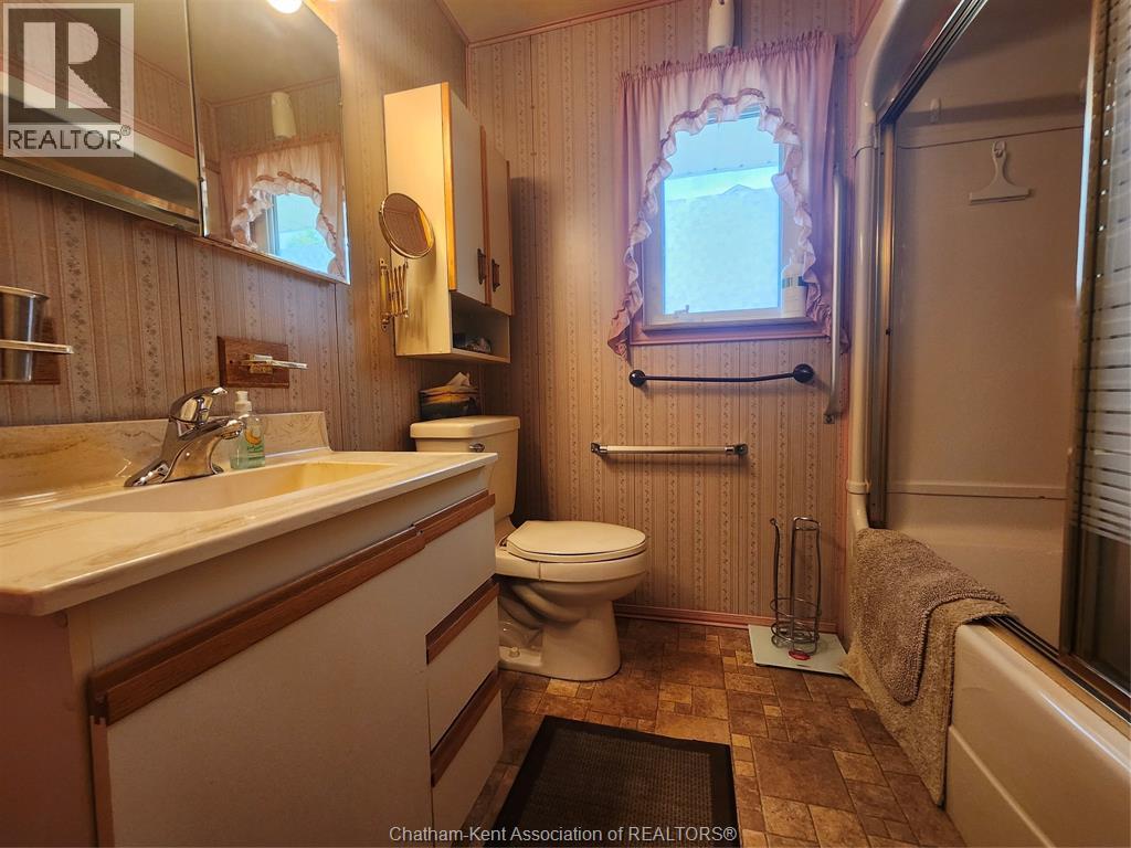 66 Devon Road, Chatham, ON - Indoor Photo Showing Bathroom