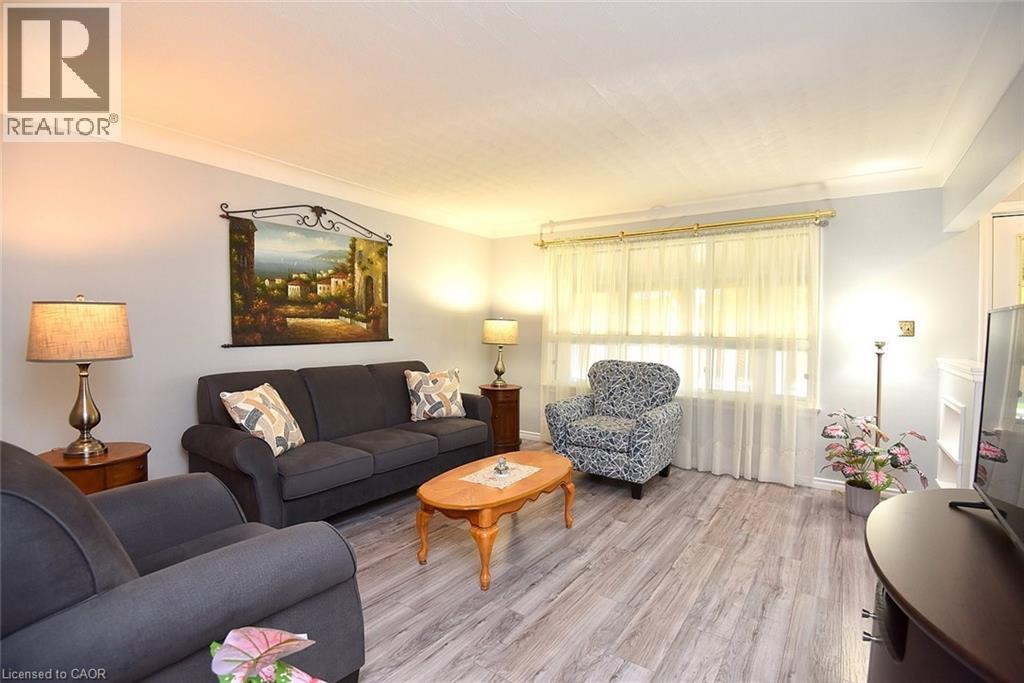 10 Alderney Avenue, Hamilton, ON - Indoor Photo Showing Living Room