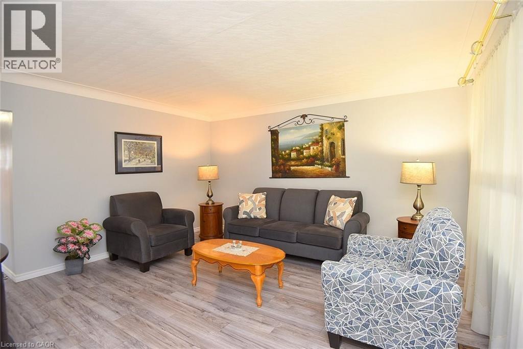 10 Alderney Avenue, Hamilton, ON - Indoor Photo Showing Living Room