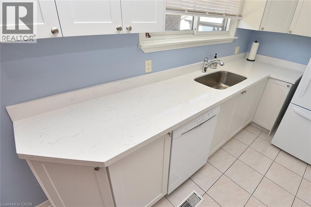 10 Alderney Avenue, Hamilton, ON - Indoor Photo Showing Kitchen